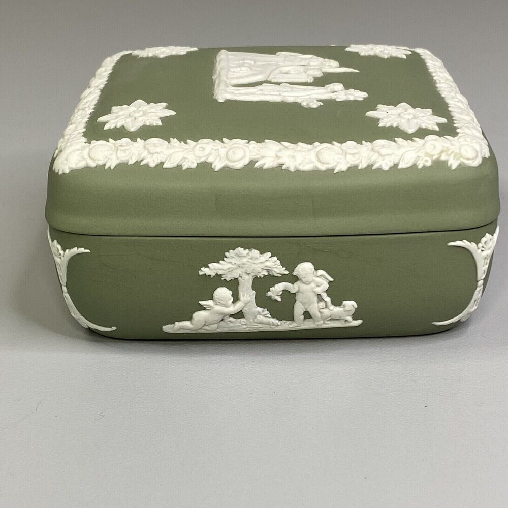 VTG Wedgewood Saga Green Jasperware Porcelain Trinket Box England 4" x 4" x 3" - Picture 6 of 11